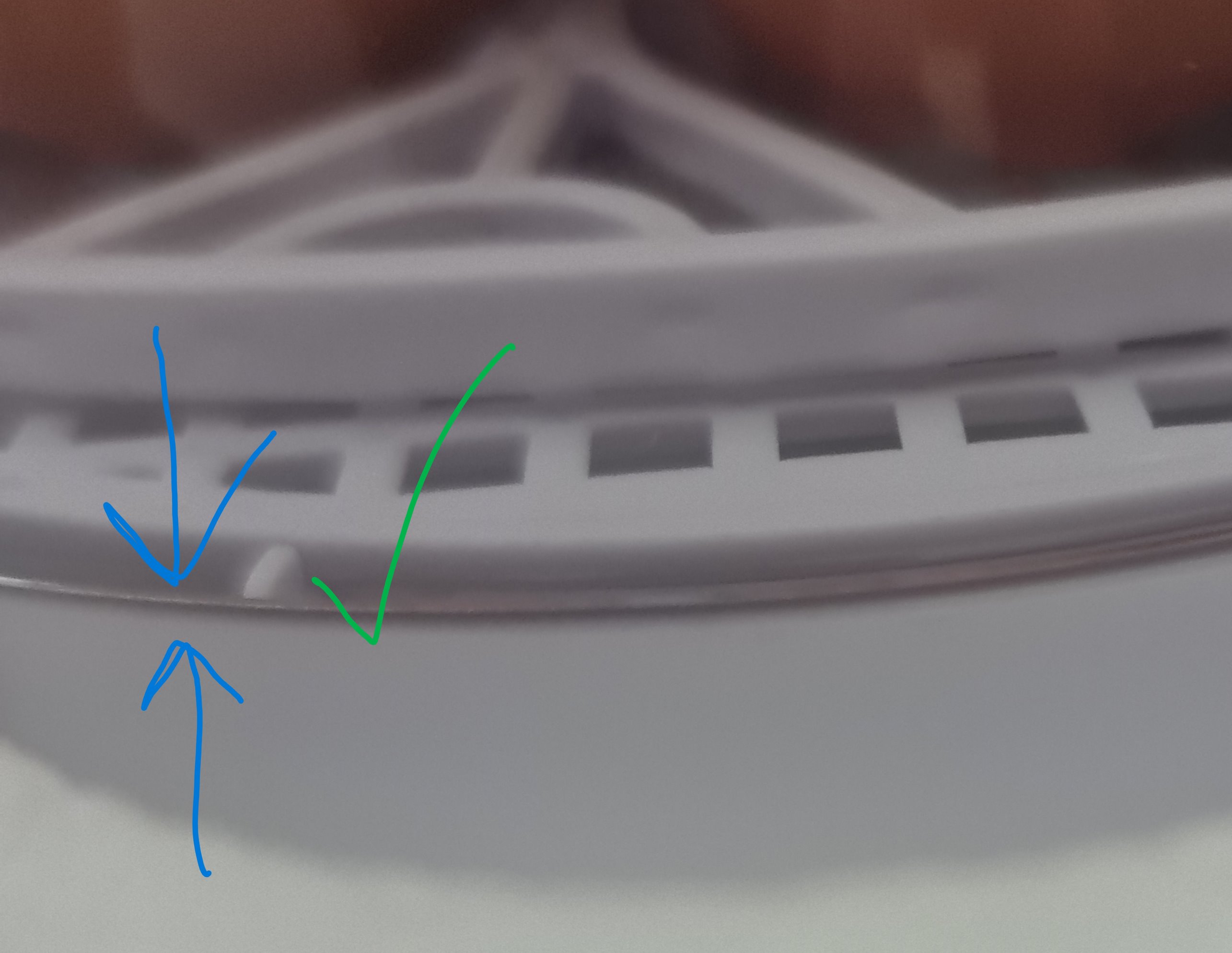 Close-up image of where incubator lid meets the base of the incubator perfectly.